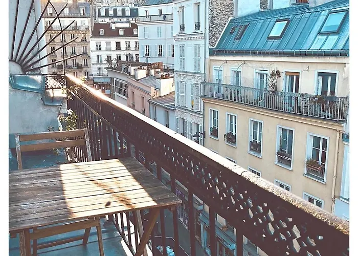Quiet And Bright - Balcony With Montmartre View Paris